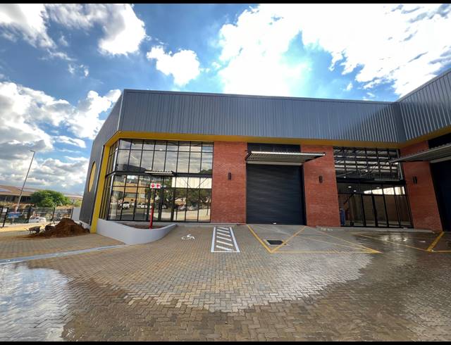 410M² WAREHOUSE TO LET IN STRIJDOMPARK